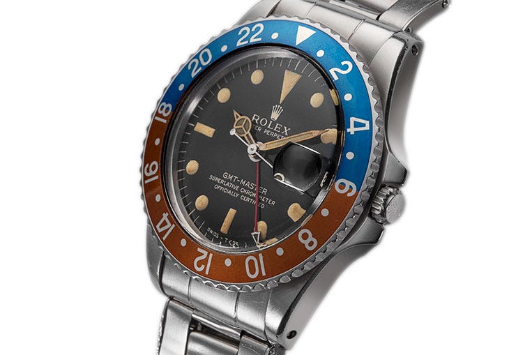 La petite aiguille GMT, la couronne pointue et le cadran doré sont des incontournables