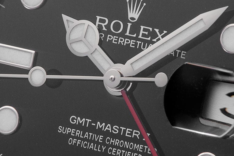 C'est peut-être un peu différent, mais la GMT-Master II 116719 BLRO emprunte beaucoup à la 1675